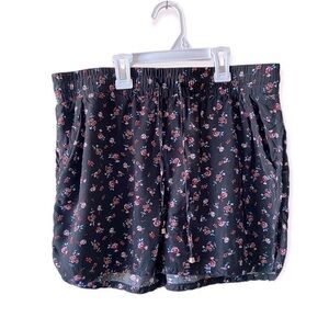 𝅺𝅺⭐️2 FOR $20⭐️ Studio Floral Detail Shorts Size Small. EUC